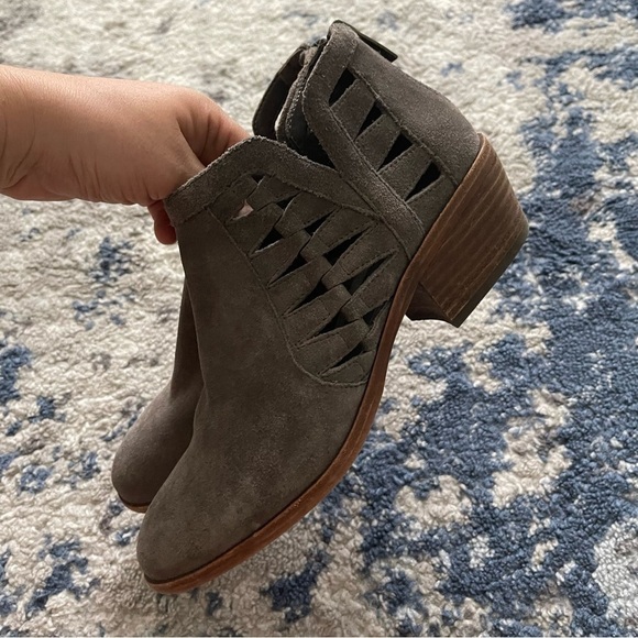 Vince Camuto Peera Cutout Ankle Bootie Boots Suede Leather Size 7 Grey - Picture 6 of 10